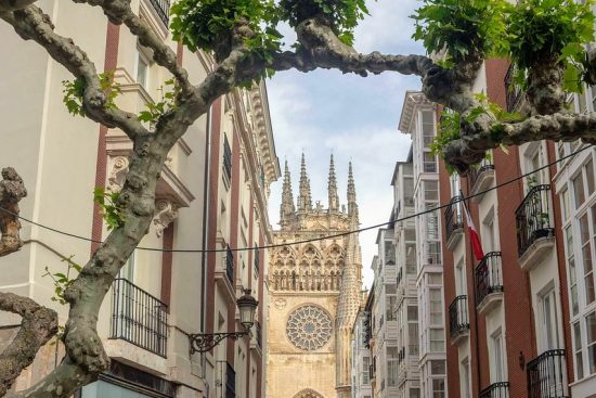 entdecken sie die schönheit spaniens: von atemberaubenden stränden bis hin zu pulsierenden städten, köstlicher gastronomie und reicher kultur. erleben sie unvergessliche abenteuer und tauchen sie ein in die faszinierende welt eines der beliebtesten reiseziele europas.