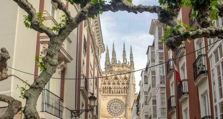 entdecken sie die schönheit spaniens: von atemberaubenden stränden bis hin zu pulsierenden städten, köstlicher gastronomie und reicher kultur. erleben sie unvergessliche abenteuer und tauchen sie ein in die faszinierende welt eines der beliebtesten reiseziele europas.
