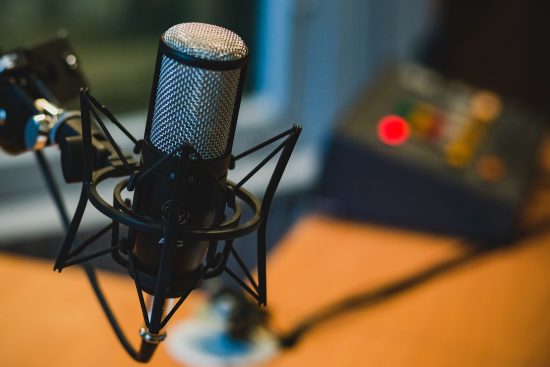 entdecken sie die besten reise-podcasts, die inspirierende geschichten und wertvolle tipps für ihre nächste abenteuerreise bieten. tauchen sie ein in die welt des reisens mit fesselnden erzählungen und experteninterviews.