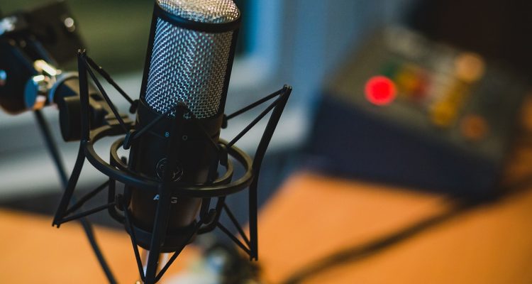 entdecken sie die besten reise-podcasts, die inspirierende geschichten und wertvolle tipps für ihre nächste abenteuerreise bieten. tauchen sie ein in die welt des reisens mit fesselnden erzählungen und experteninterviews.