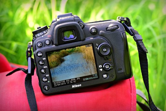 entdecken sie das beste fotozubehör für reisen! von kameras über objektive bis hin zu praktischen rucksäcken - alles, was sie für atemberaubende reisefotografien benötigen.